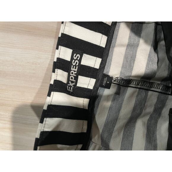 Express black and white striped shorts size 2 - Picture 4 of 5